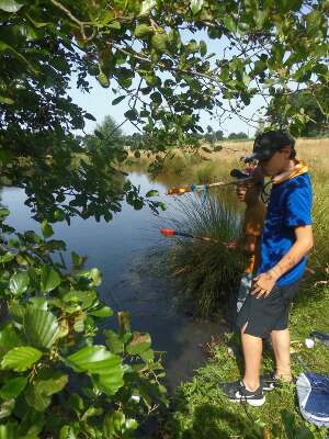 Enfants jouant au bord d'une rivière